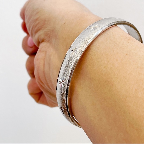 Vintage Monet Silver Tone Etched Stars Pretty Bangle Bracelet Elegant - Picture 7 of 12